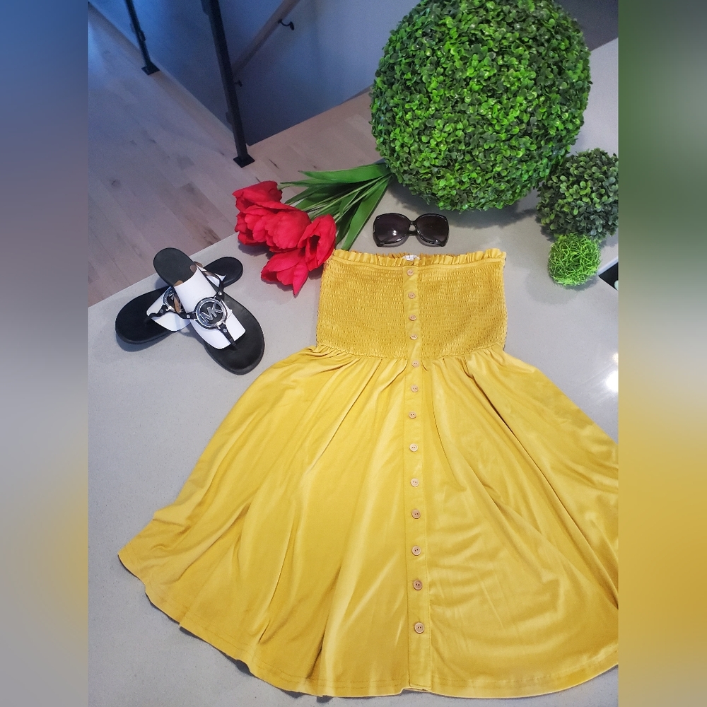 NWOT ARDÈNE Jolie robe estivale jaune vif avec boutons décoratifs